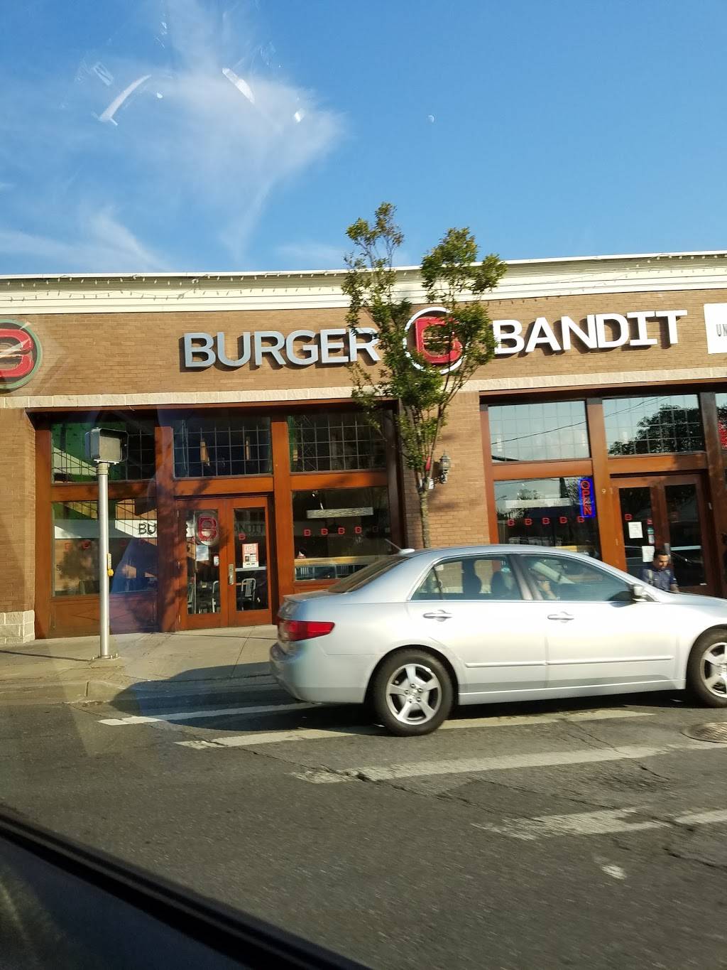 Burger Bandit | restaurant | 2 Broadway, Lynbrook, NY 11563, USA | 5165934015 OR +1 516-593-4015