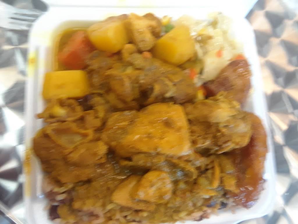 Golden Krust Caribbean Bakery & Grill | restaurant | 1020 FL-50, Clermont, FL 34711, USA | 3527085515 OR +1 352-708-5515