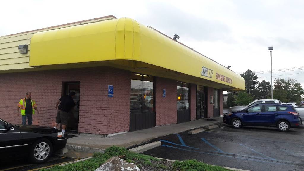 Subway | restaurant | 26760 Lahser Rd, Southfield, MI 48033, USA | 2483502460 OR +1 248-350-2460