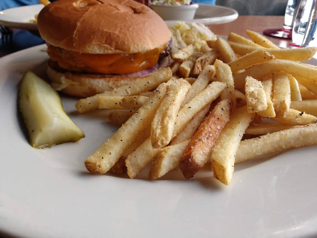 Tony Romas | restaurant | 350 Bell St, Dubuque, IA 52001, USA | 5636903249 OR +1 563-690-3249