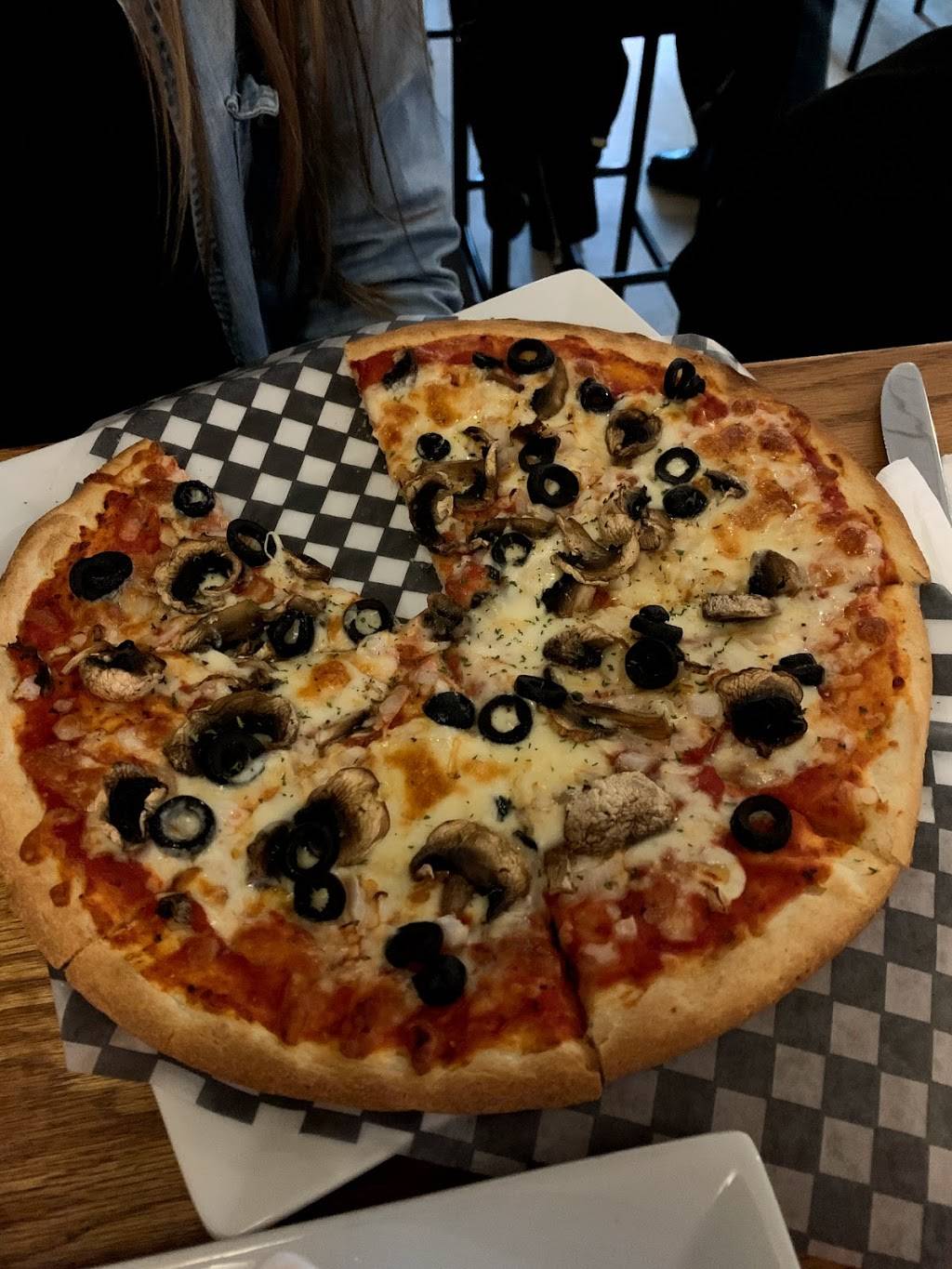 Sandys Riverside Grill | restaurant | 7021 Wyandotte St E, Windsor, ON N8S 1R1, Canada | 5199442659 OR +1 519-944-2659