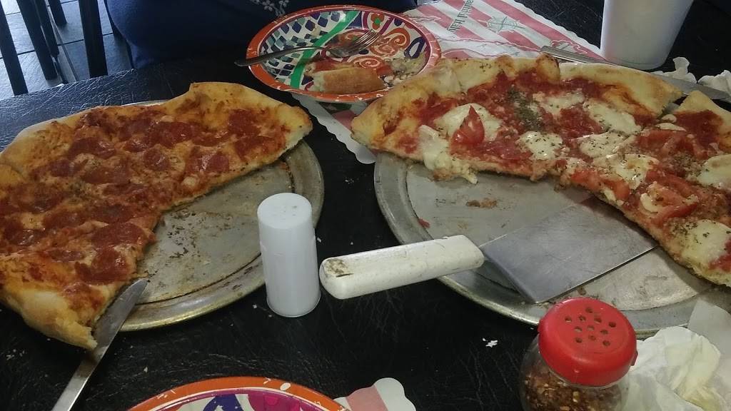 Hello Pizza | restaurant | 1071 Country Club Rd # C, El Paso, TX 79932, USA | 9154434110 OR +1 915-443-4110