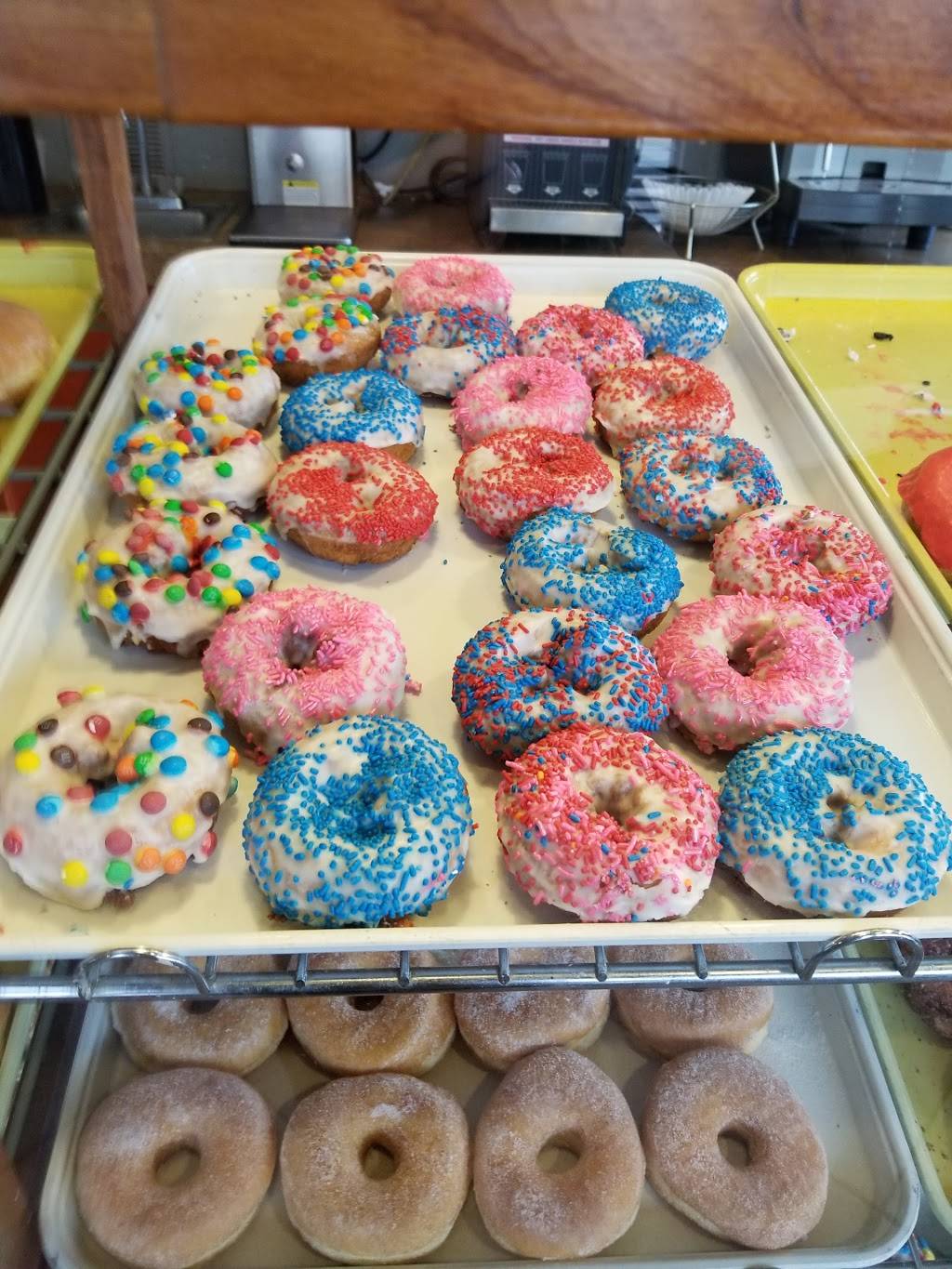 Donut Hut Cafe | bakery | 5816 S Lowell Blvd, Littleton, CO 80123, USA | 3037986296 OR +1 303-798-6296