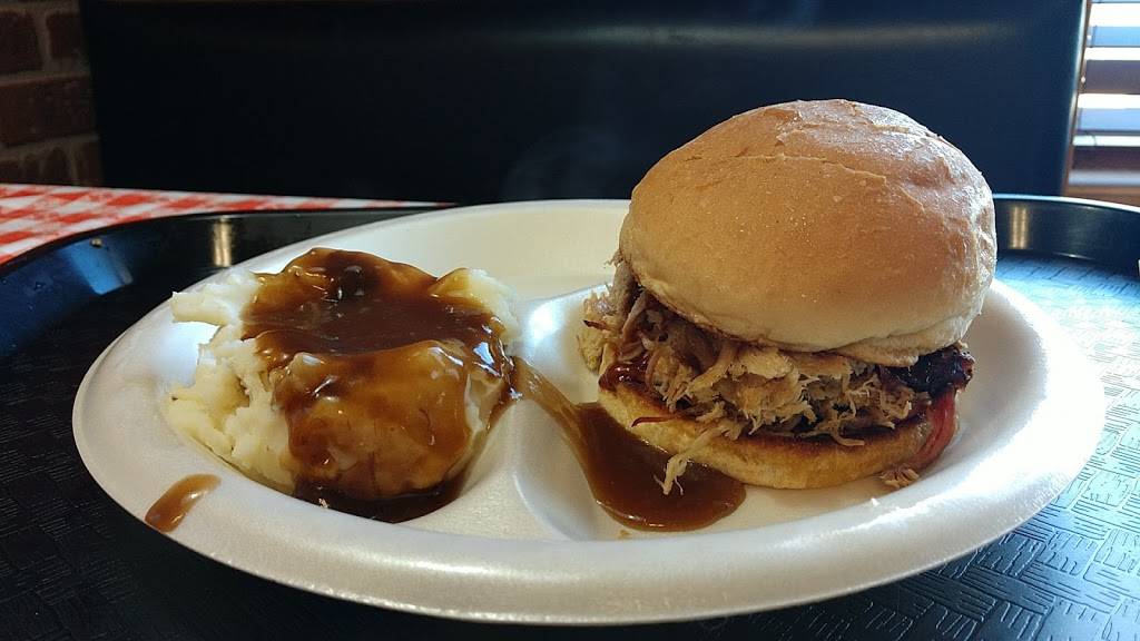 Hog Wild Pit Bar-B-Q | restaurant | 1905 W Broadway, Council Bluffs, IA 51501, USA | 7122565421 OR +1 712-256-5421