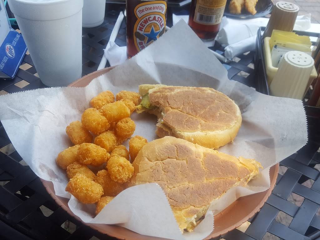 Hemingways Bar & Grill | restaurant | 29 W Park Square, Marietta, GA 30060, USA | 7704275445 OR +1 770-427-5445