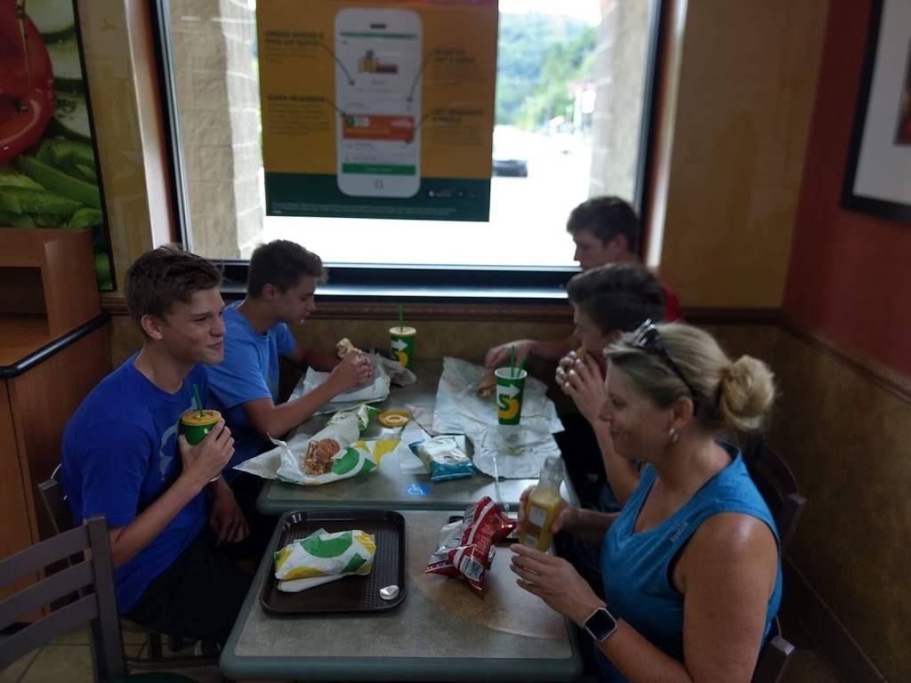 Subway | restaurant | 12280 Campton Rd, Stanton, KY 40380, USA | 6066637500 OR +1 606-663-7500