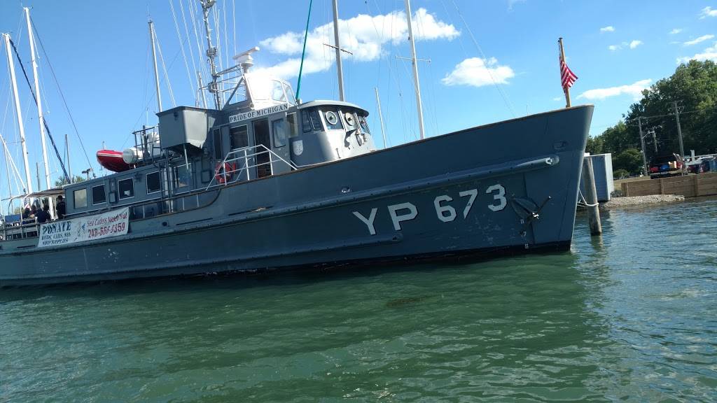 Crews Inn | restaurant | 31988 N River Rd, Harrison Charter Township, MI 48045, USA | 5864638144 OR +1 586-463-8144