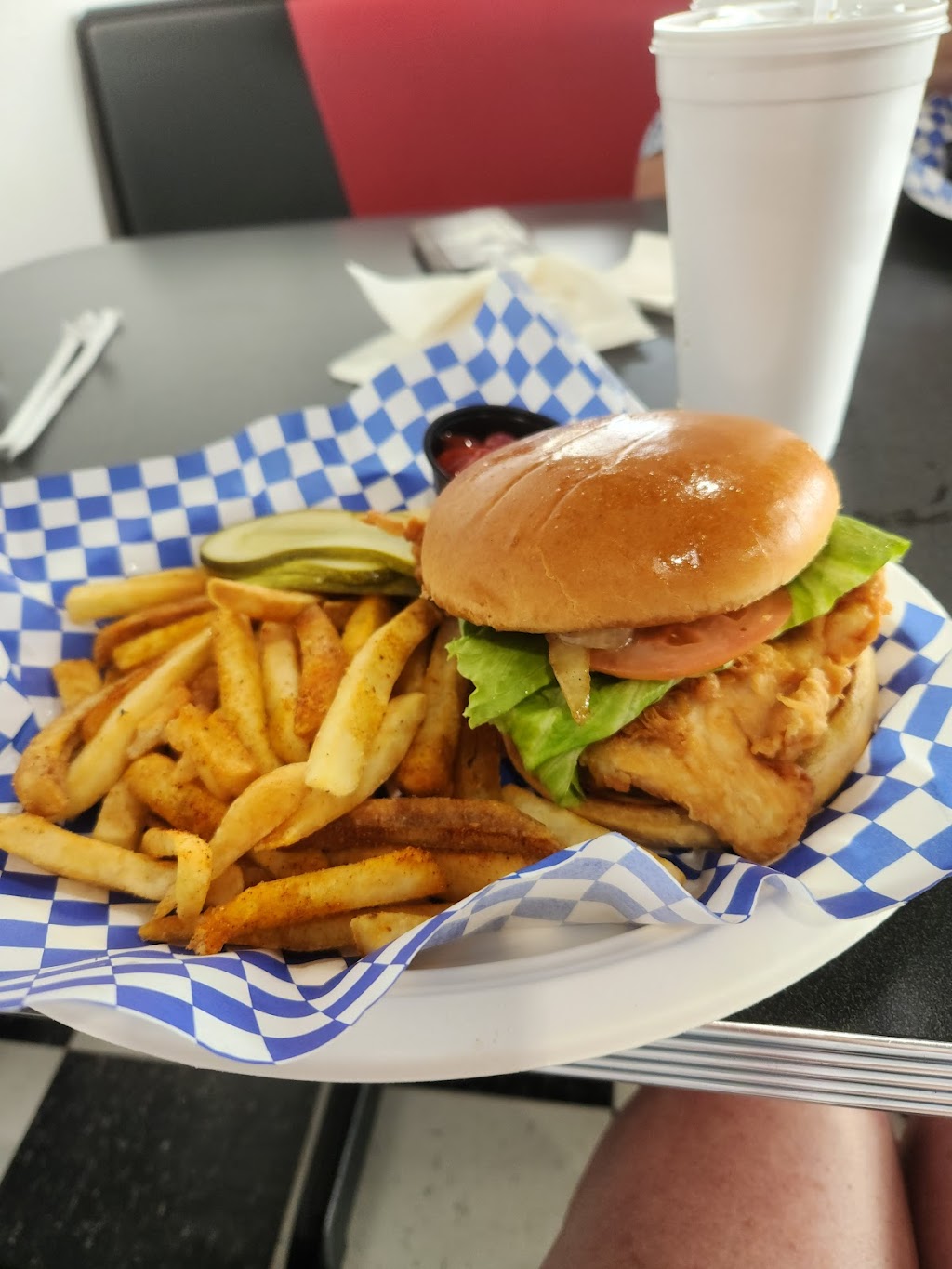 Luckys | restaurant | 2928 Mitchell Rd, Bedford, IN 47421, USA | 8123291106 OR +1 812-329-1106