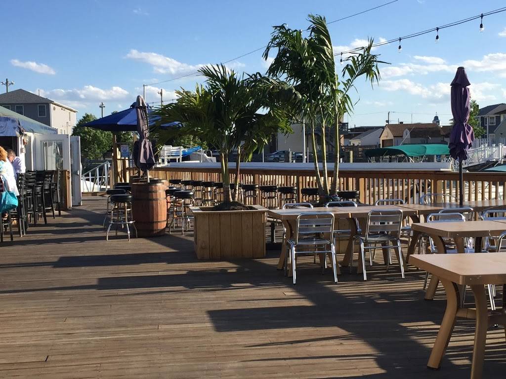 Michaels Porthole | restaurant | 92 New St, Oceanside, NY 11572, USA | 5166081380 OR +1 516-608-1380