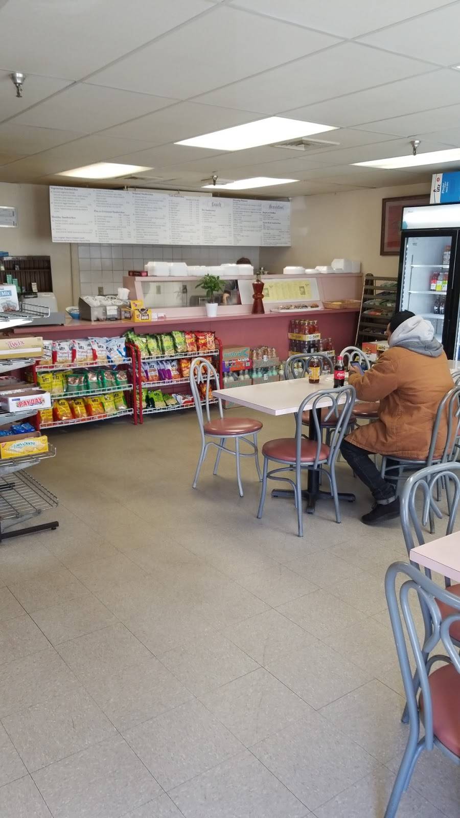 Youngs Deli | restaurant | 22636 Glenn Dr #102, Sterling, VA 20164, USA | 7034819114 OR +1 703-481-9114