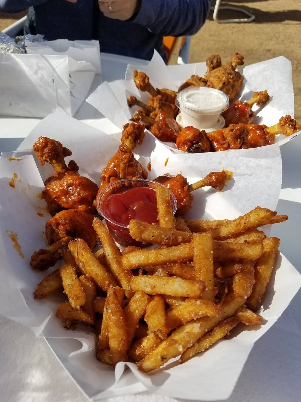 Tommy Want Wingy | restaurant | 121 Pickle Rd, Austin, TX 78704, USA | 5126628516 OR +1 512-662-8516