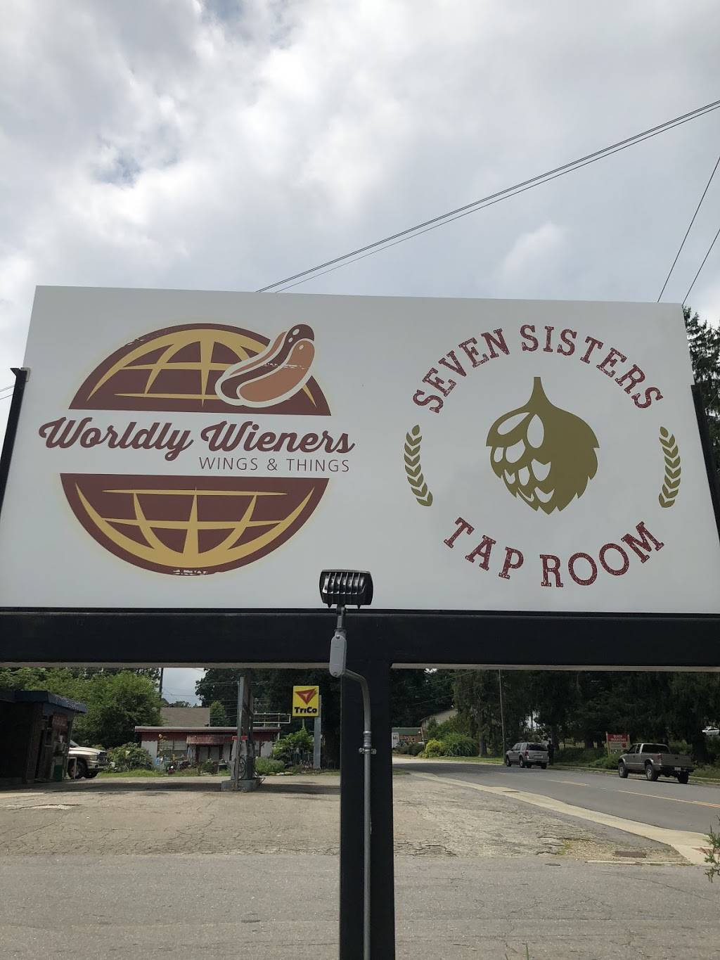 Worldly Wieners Wings and Things / Seven Sisters Tap Room | restaurant | 400 E State St, Black Mountain, NC 28711, USA | 8283578002 OR +1 828-357-8002