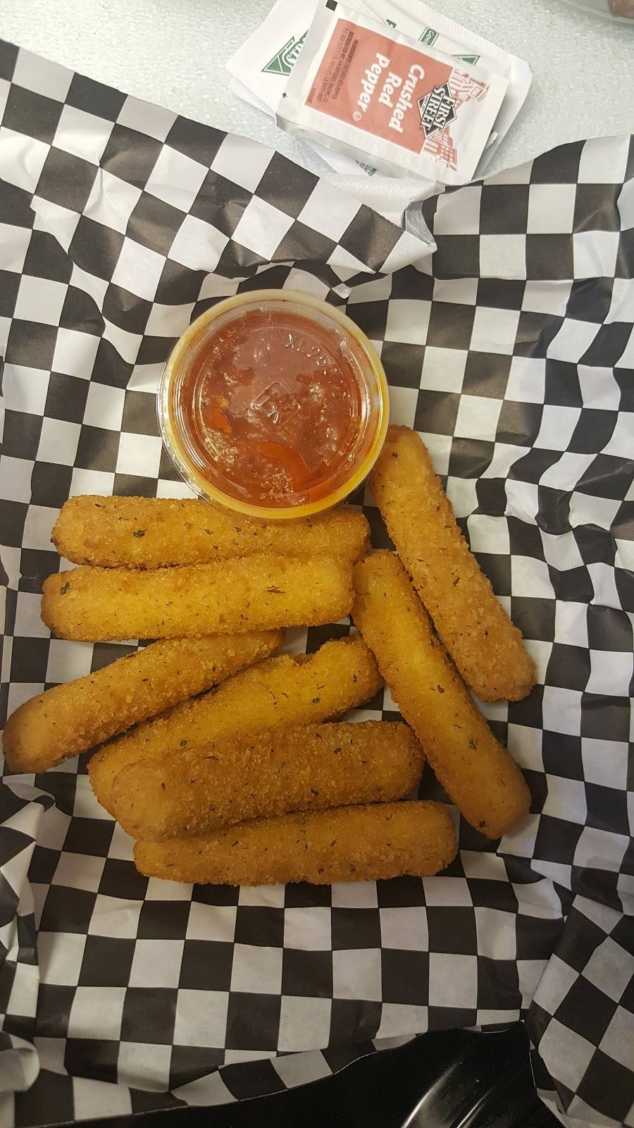 Straw Hat Pizza Bar & Grille | restaurant | 80 W Shaw Ave, Clovis, CA 93612, USA | 5593231300 OR +1 559-323-1300