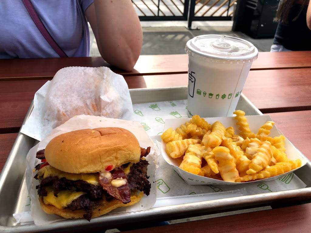 Shake Shack | restaurant | 311 Park Ave, Beachwood, OH 44122, USA | 4406008689 OR +1 440-600-8689