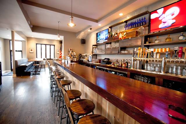 Commonwealth Tavern | restaurant | 2000 W Roscoe St, Chicago, IL 60618, USA | 7736977965 OR +1 773-697-7965