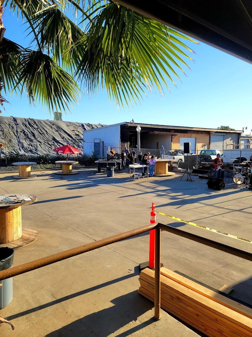 Donkeys Bar and Grill | restaurant | 1000 Kansas Ave, Modesto, CA 95351, USA | 2094088570 OR +1 209-408-8570