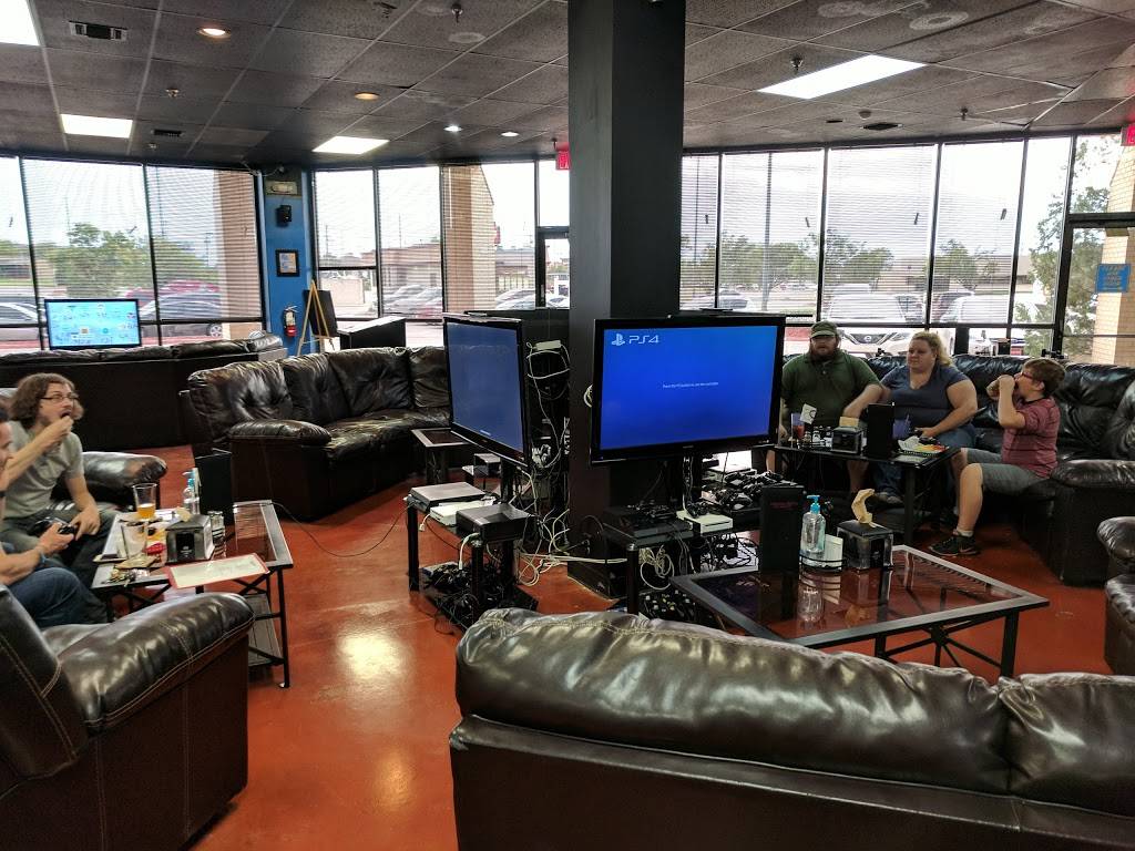 Headshots Bar & Grill | restaurant | 2120 N Woodlawn Blvd #324, Wichita, KS 67208, USA | 3162604370 OR +1 316-260-4370