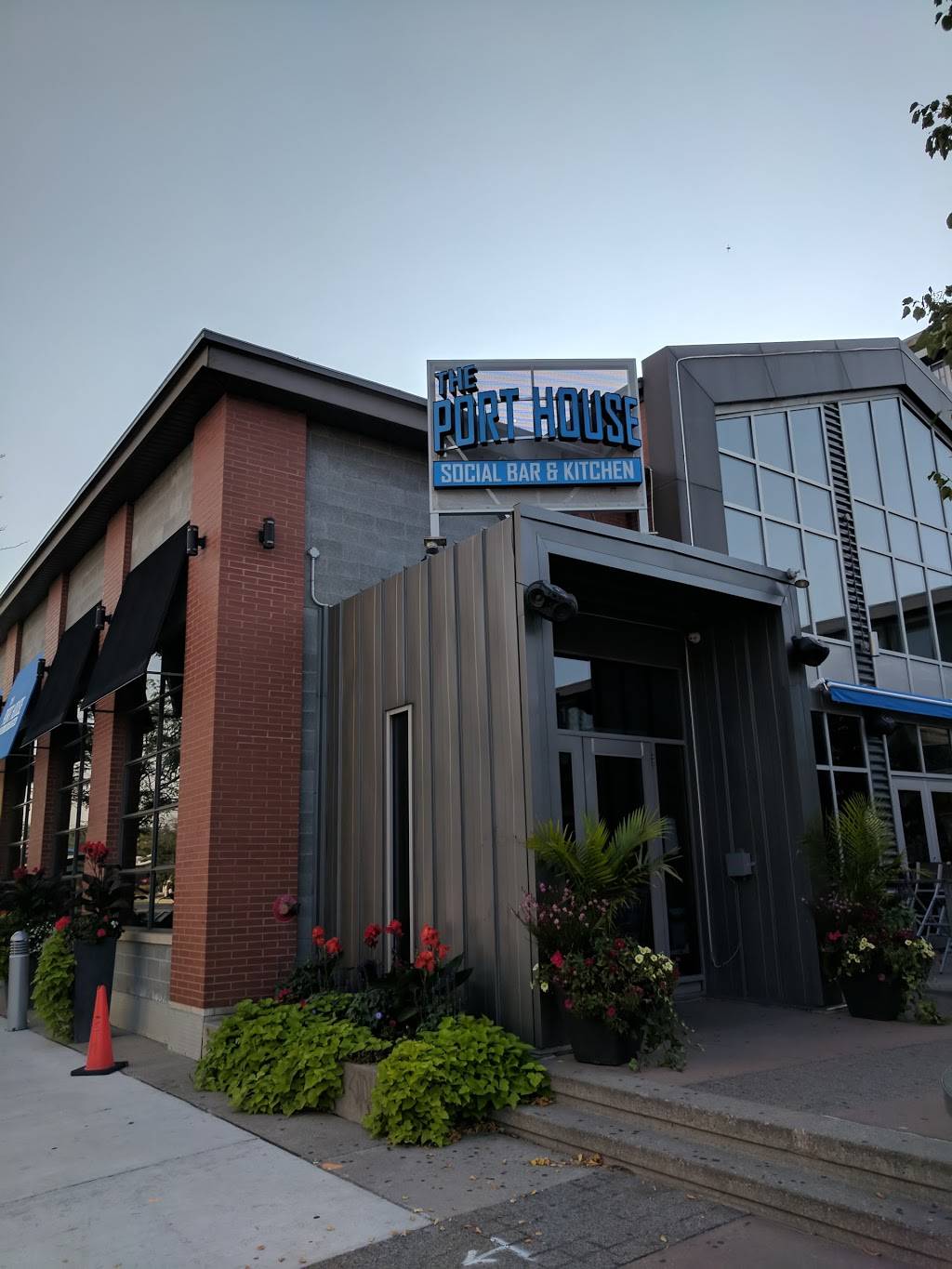 The Port House Social Bar & Kitchen | night club | 139 Lakeshore Rd E, Mississauga, ON L5G 1E5, Canada | 9052710016 OR +1 905-271-0016