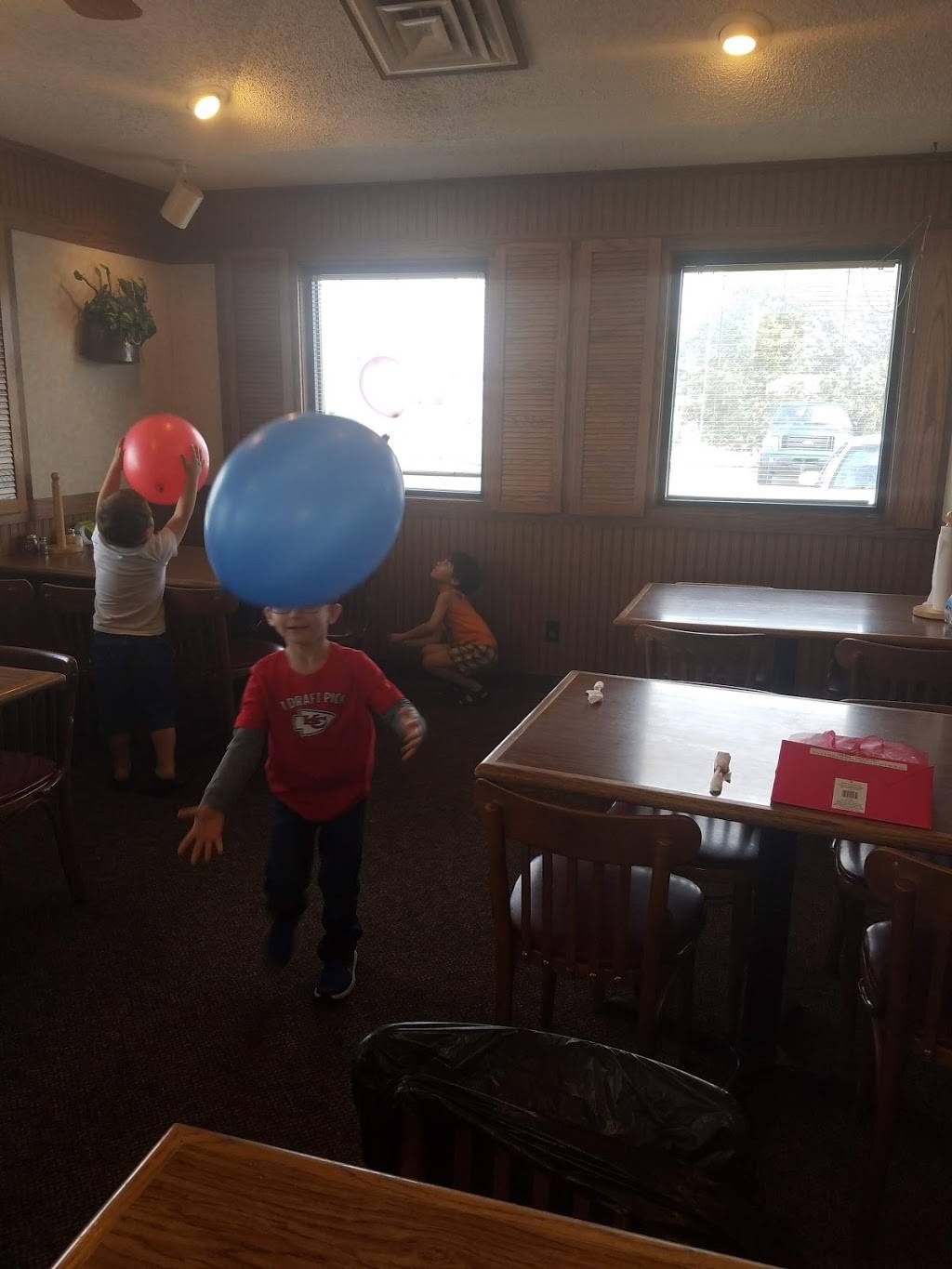 Pizza Hut | meal takeaway | 1020 W Main St, Lyons, KS 67554, USA | 6202575644 OR +1 620-257-5644