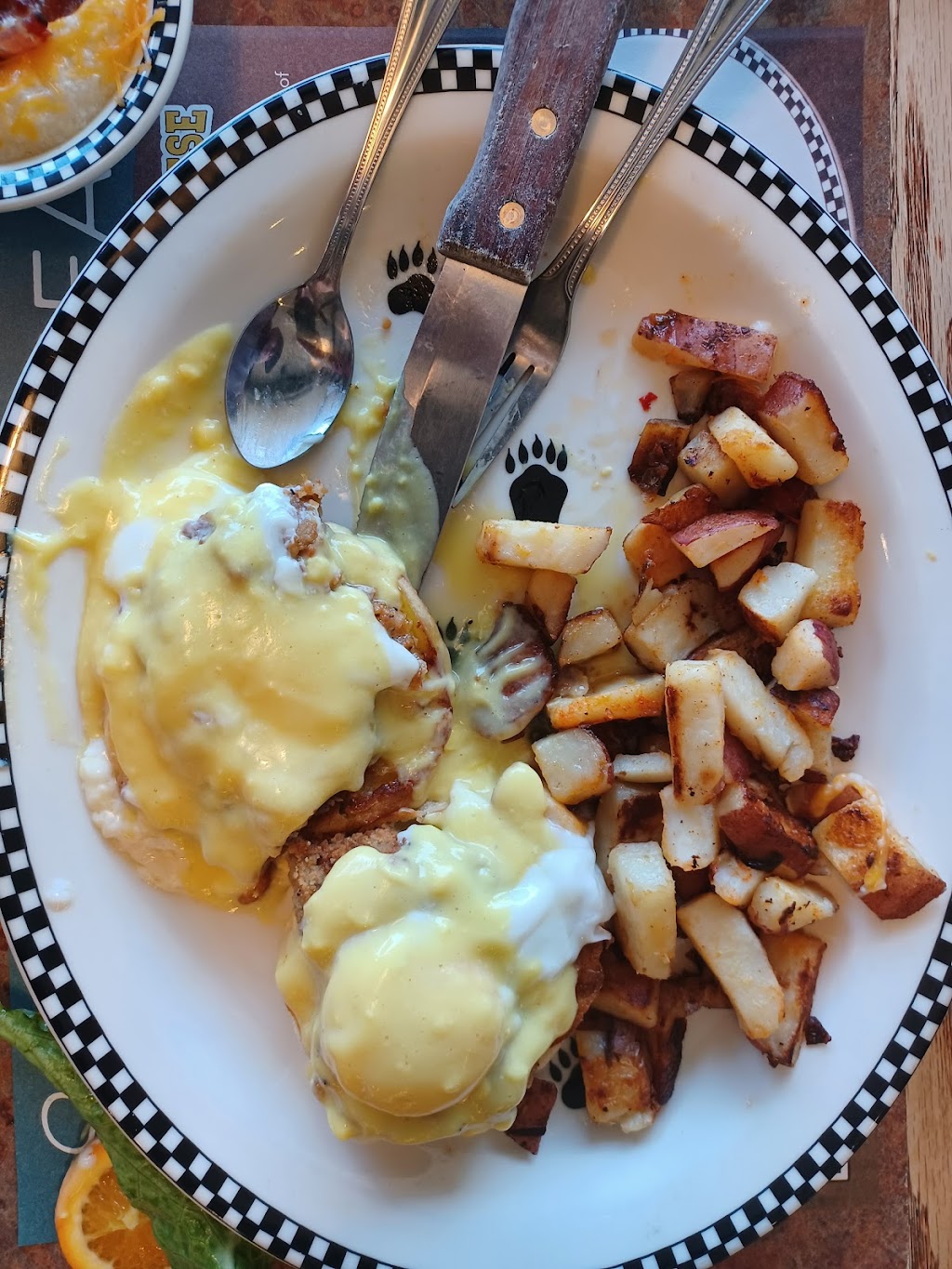 Black Bear Diner Mt. Shasta | restaurant | 401 W Lake St, Mt Shasta, CA 96067, USA | 5309264669 OR +1 530-926-4669