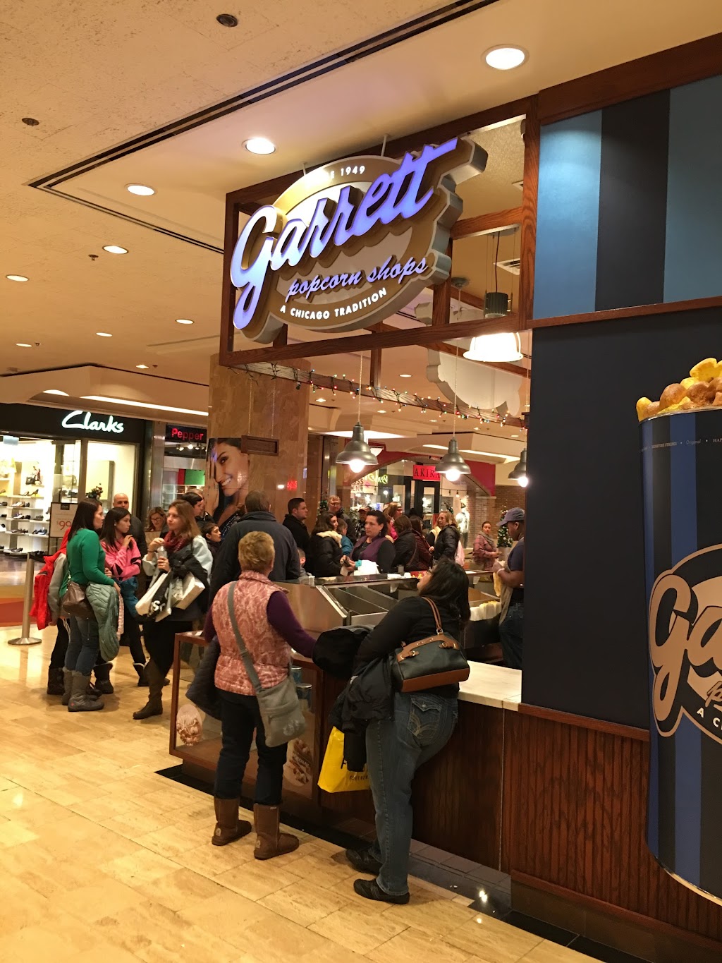 Garrett Popcorn Shops | meal takeaway | 835 Michigan Ave, Chicago, IL 60611, USA | 8884767267 OR +1 888-476-7267