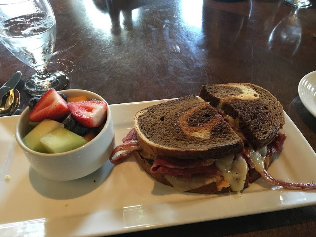 Edisons | restaurant | 20301 Oakwood, Dearborn, MI 48124, USA | 3132712700 OR +1 313-271-2700