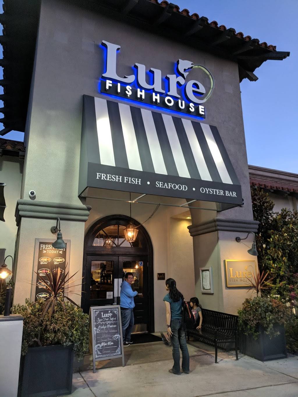 Lure Fish House | restaurant | 259 W Ventura Blvd, Camarillo, CA 93010, USA | 8053885556 OR +1 805-388-5556