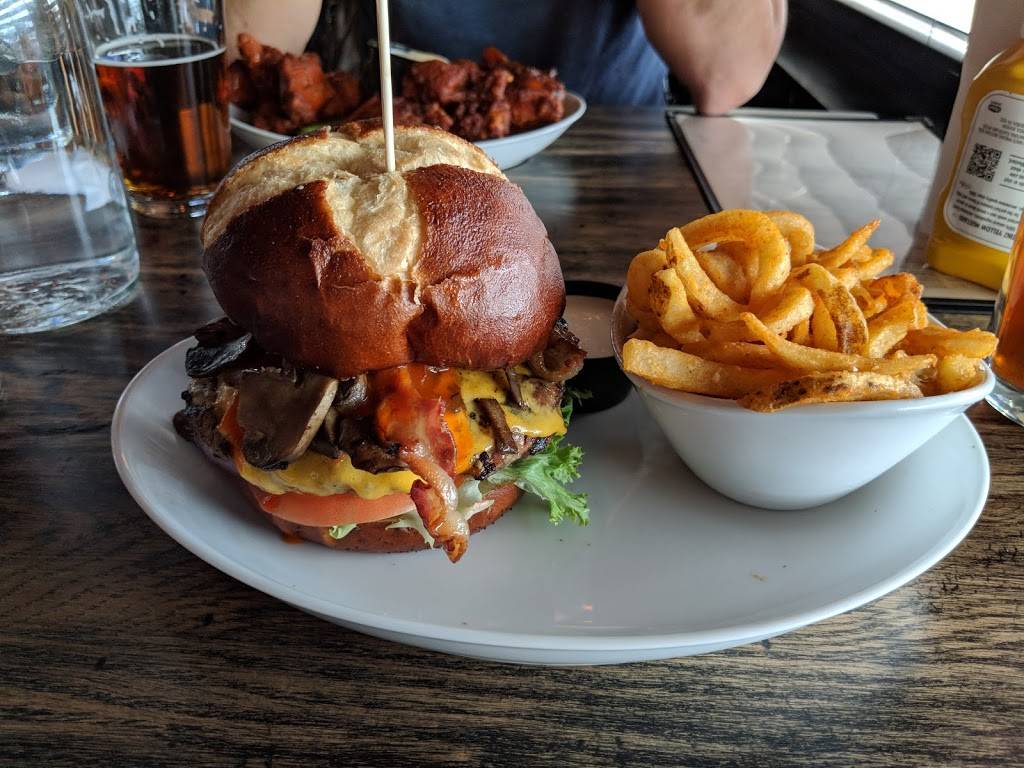 Bulldog Ale House | restaurant | 451 N Commons Dr, Aurora, IL 60504, USA | 6308960333 OR +1 630-896-0333