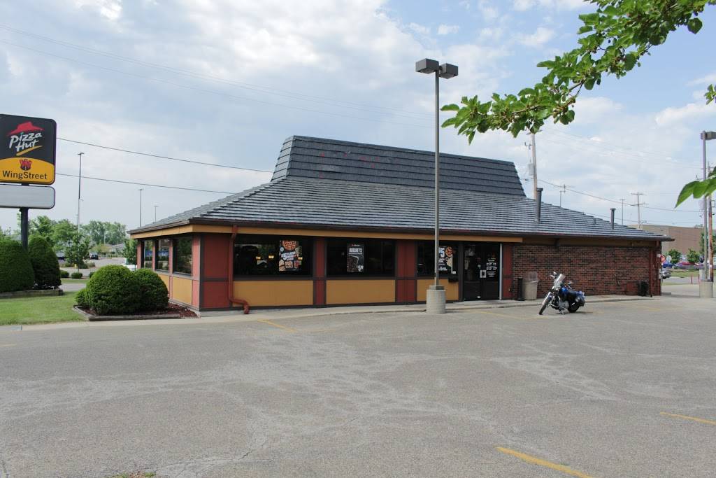 Pizza Hut | restaurant | 124 N Chicago Ave, South Milwaukee, WI 53172, USA | 4147642330 OR +1 414-764-2330