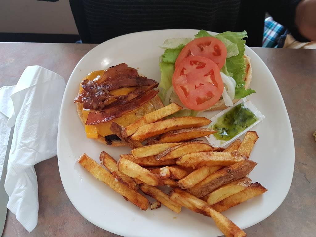 Square Plates Family Restaurant | restaurant | 836 Armour Rd, Peterborough, ON K9H 2A2, Canada | 7058768585 OR +1 705-876-8585