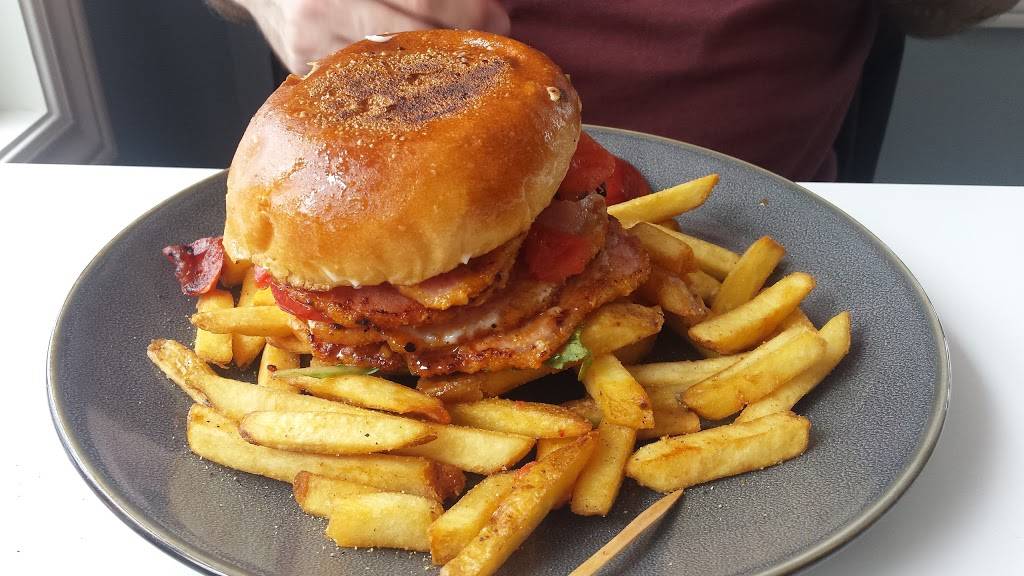 Crawfords Lakeside Café | restaurant | 125 Mill St S, Port Hope, ON L1A 2S8, Canada | 9058858093 OR +1 905-885-8093