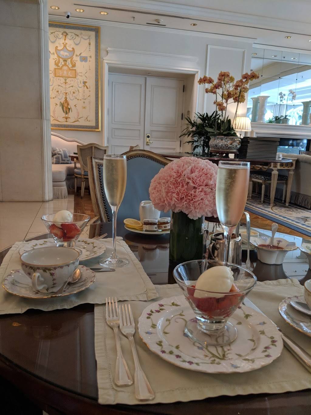 The Living Room at The Peninsula | night club | 9882 S Santa Monica Blvd, Beverly Hills, CA 90212, USA | 3109752736 OR +1 310-975-2736