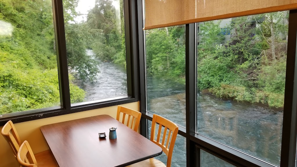 Akatsuki Sushi Bar | meal takeaway | 242 S Water St, Silverton, OR 97381, USA | 5038744135 OR +1 503-874-4135