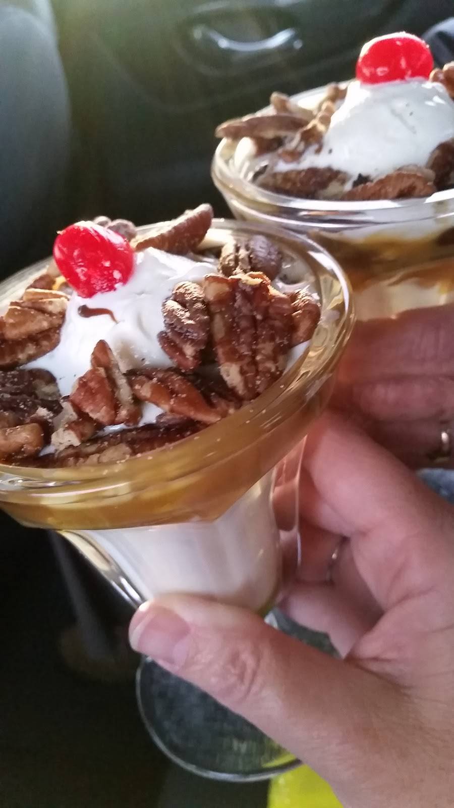 Leons Frozen Custard | restaurant | 121 W Murdock Ave, Oshkosh, WI 54901, USA | 9202317755 OR +1 920-231-7755