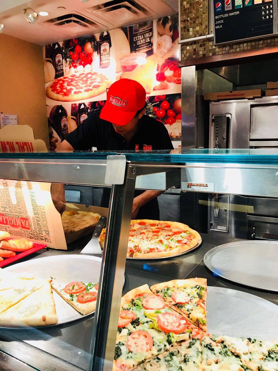 Famous Famiglia pizzeria | restaurant | Tysons Corner Mall, 1961 Chain Bridge Rd, McLean, VA 22102, USA | 7032883433 OR +1 703-288-3433