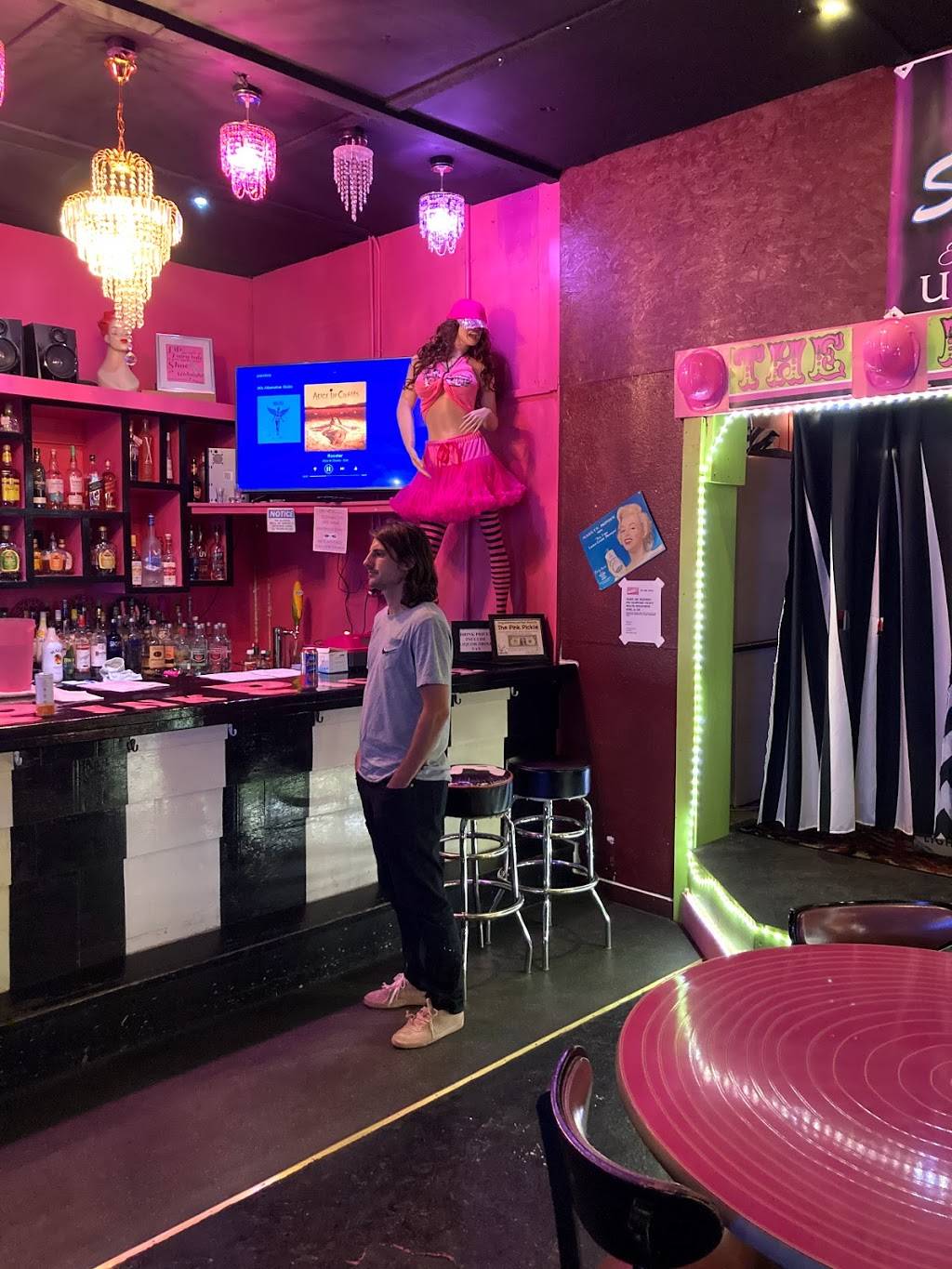 Pink Pickle | restaurant | 304 W St John St, Girard, KS 66743, USA | 6207244600 OR +1 620-724-4600