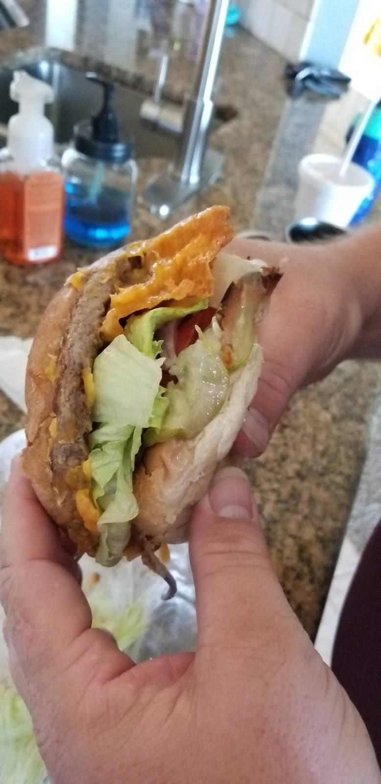 Squeez Inn | restaurant | 404 Hwy RB, Stockton, MO 65785, USA | 4172766302 OR +1 417-276-6302