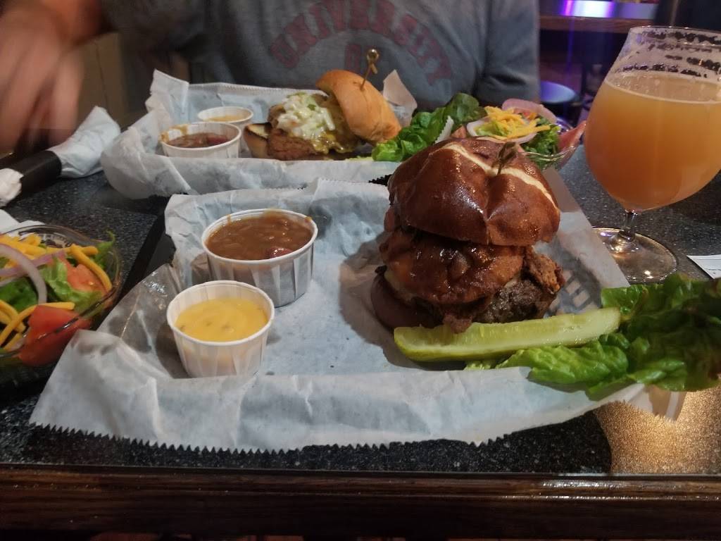 The Worlds End Craft Burger Bar | restaurant | 16420 13 Mile Rd, Roseville, MI 48066, USA | 5867753764 OR +1 586-775-3764