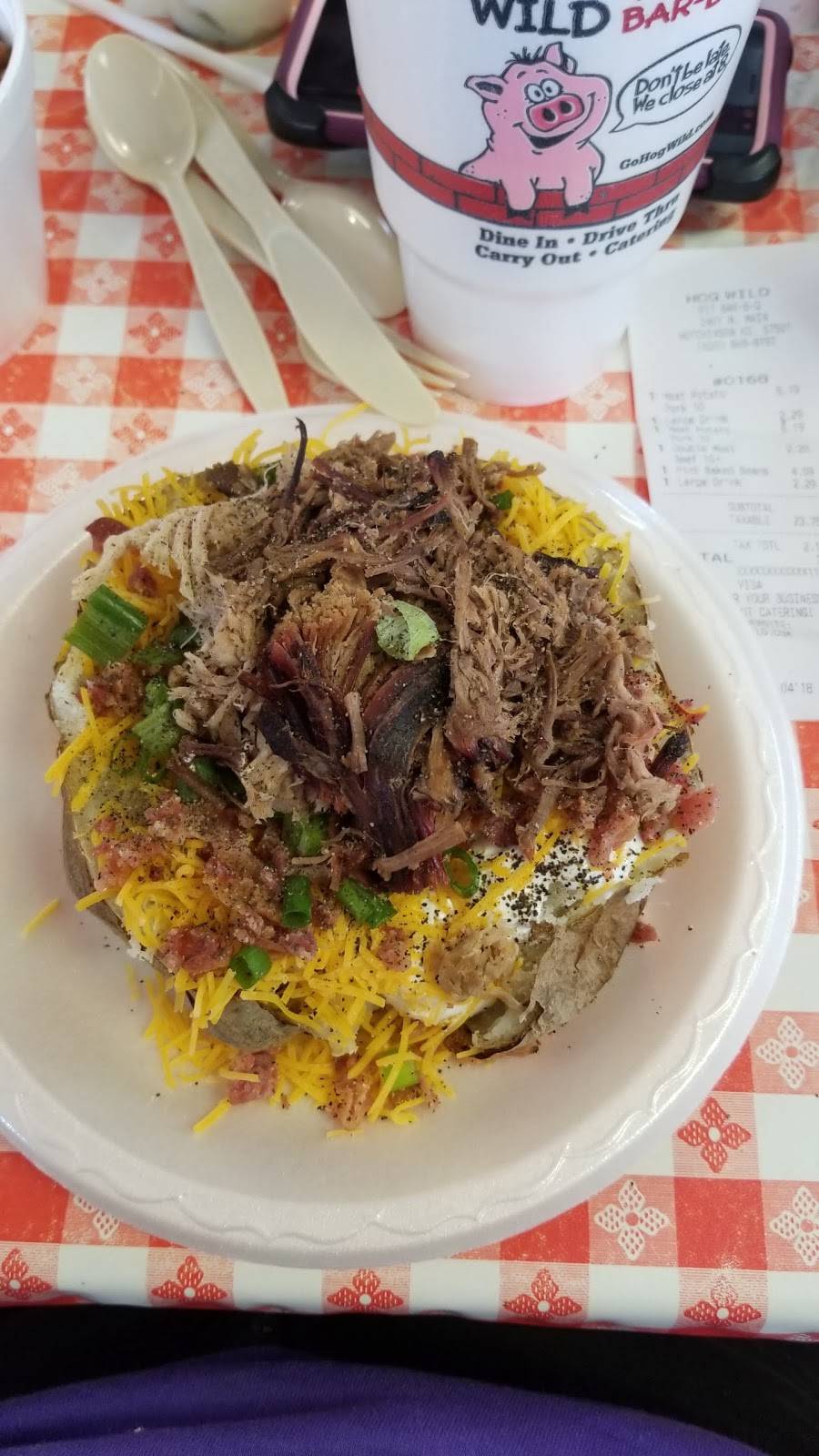 Hog Wild Pit Bar-B-Q | restaurant | 2401 N Main St, Hutchinson, KS 67502, USA | 6206698787 OR +1 620-669-8787