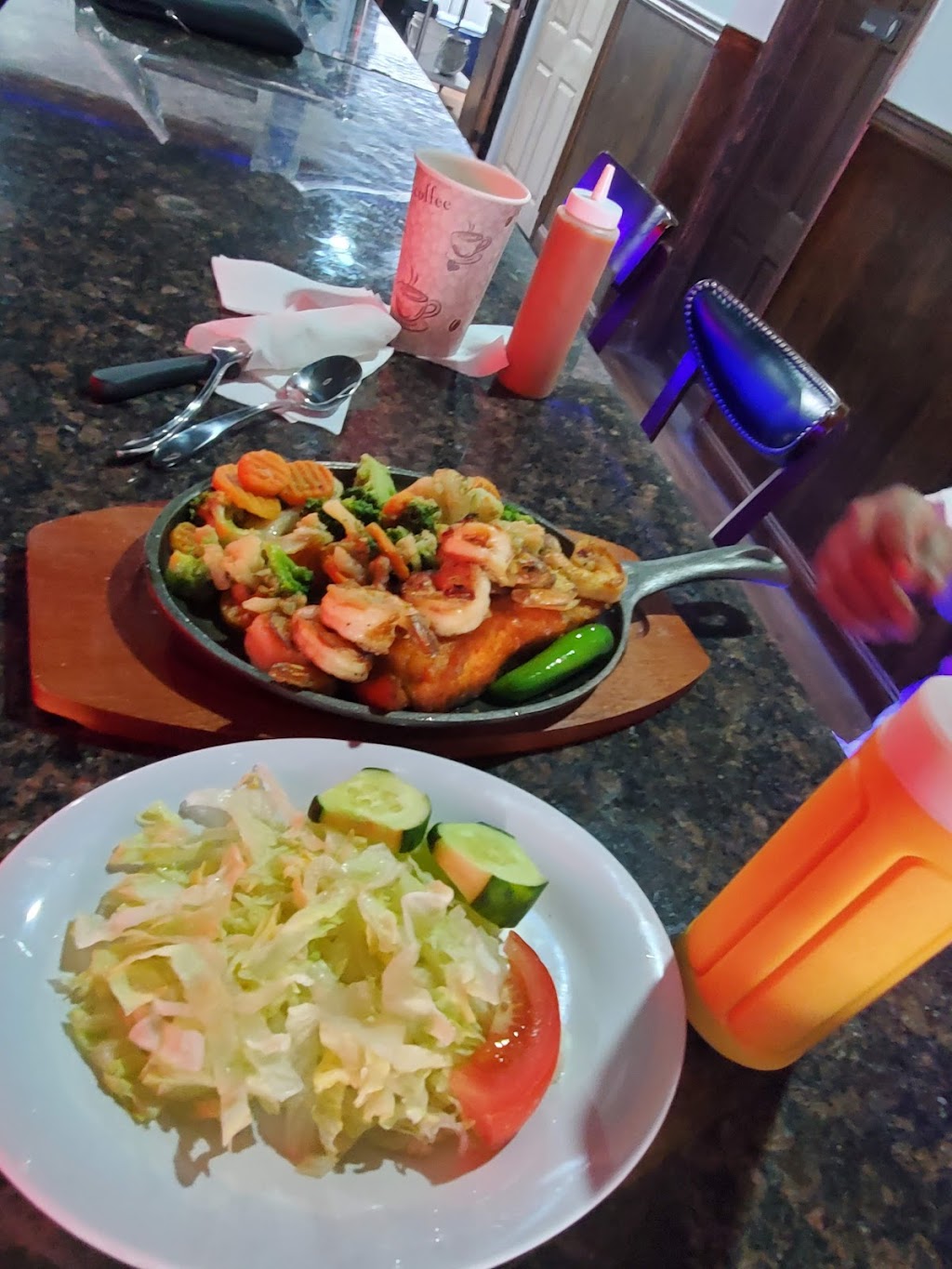 Cinco Estrellas Bar and Restaurant | restaurant | 215-52 Jamaica Ave, Queens, NY 11428, USA | 7187495421 OR +1 718-749-5421