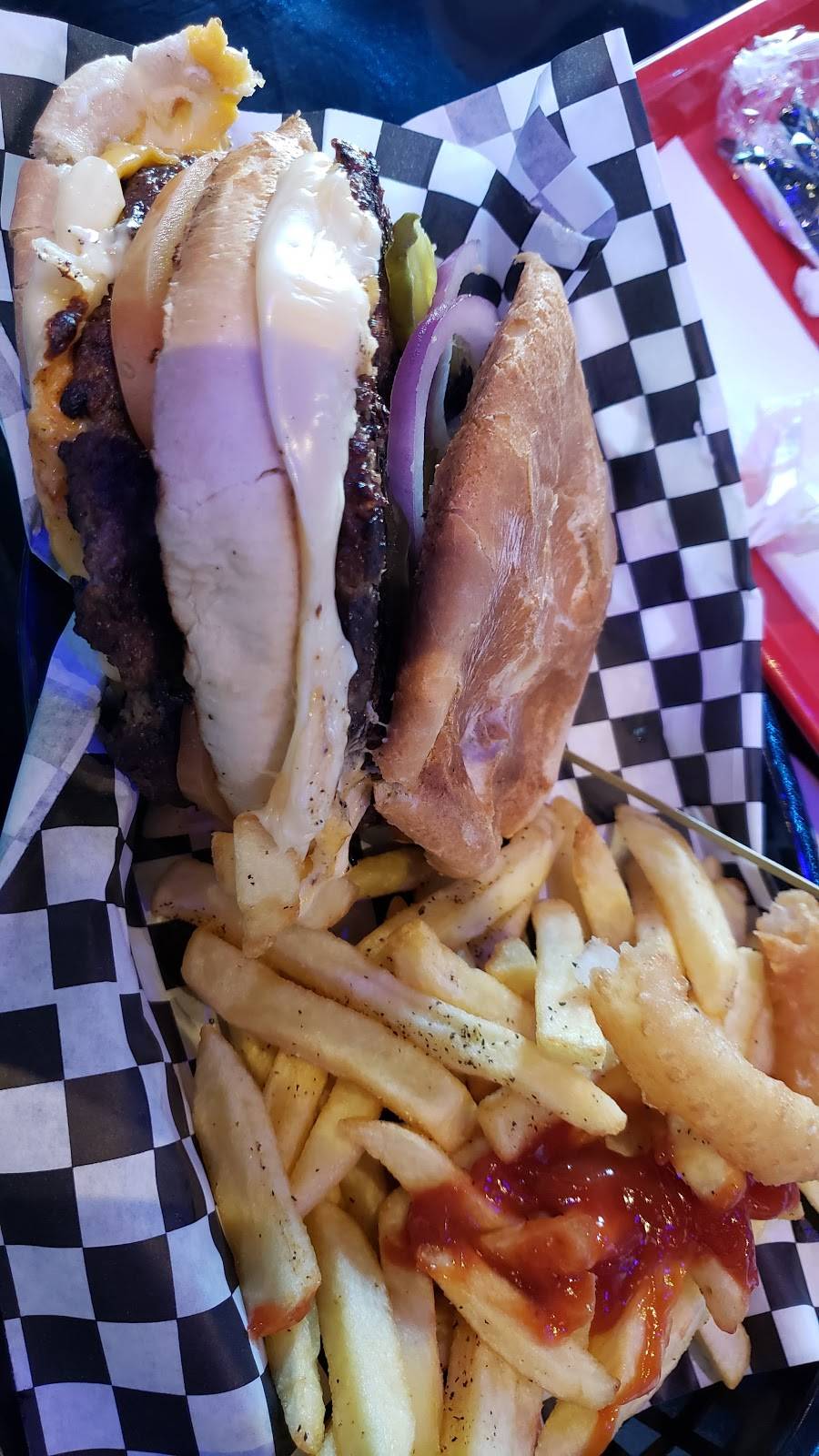 TikTok Burger | restaurant | 2117 Chenevert St, Houston, TX 77003, USA | 2815880088 OR +1 281-588-0088