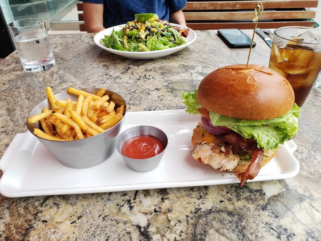 Earls Kitchen + Bar | restaurant | 1538 N Clybourn Ave a108, Chicago, IL 60610, USA | 3129293952 OR +1 312-929-3952