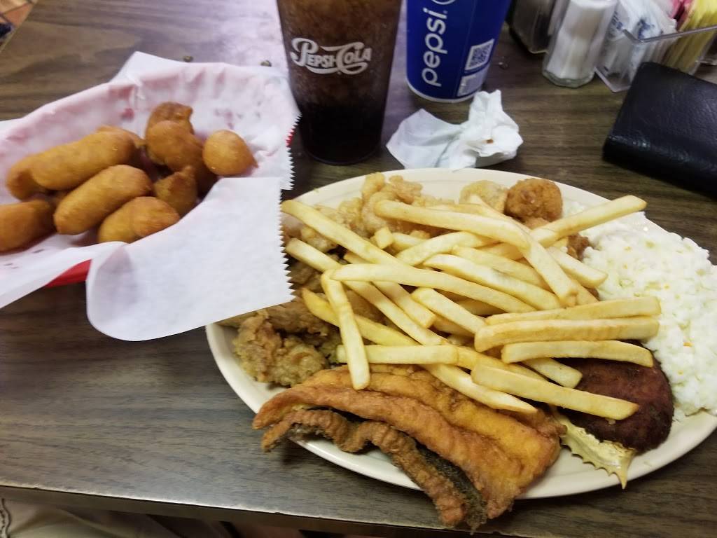 Village Inn Seafood & BBQ | restaurant | 3345 Martin Luther King Jr Dr, Lumberton, NC 28358, USA | 9107392050 OR +1 910-739-2050