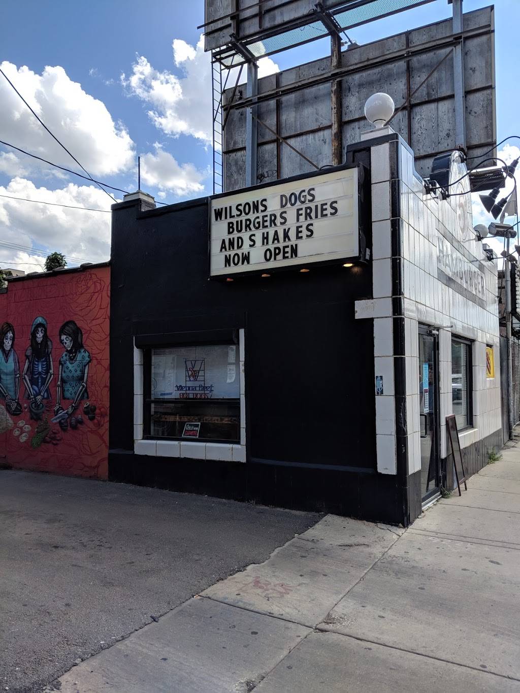 Wilson’s Dogs | restaurant | 1141 N Ashland Ave, Chicago, IL 60622, USA | 7737998373 OR +1 773-799-8373