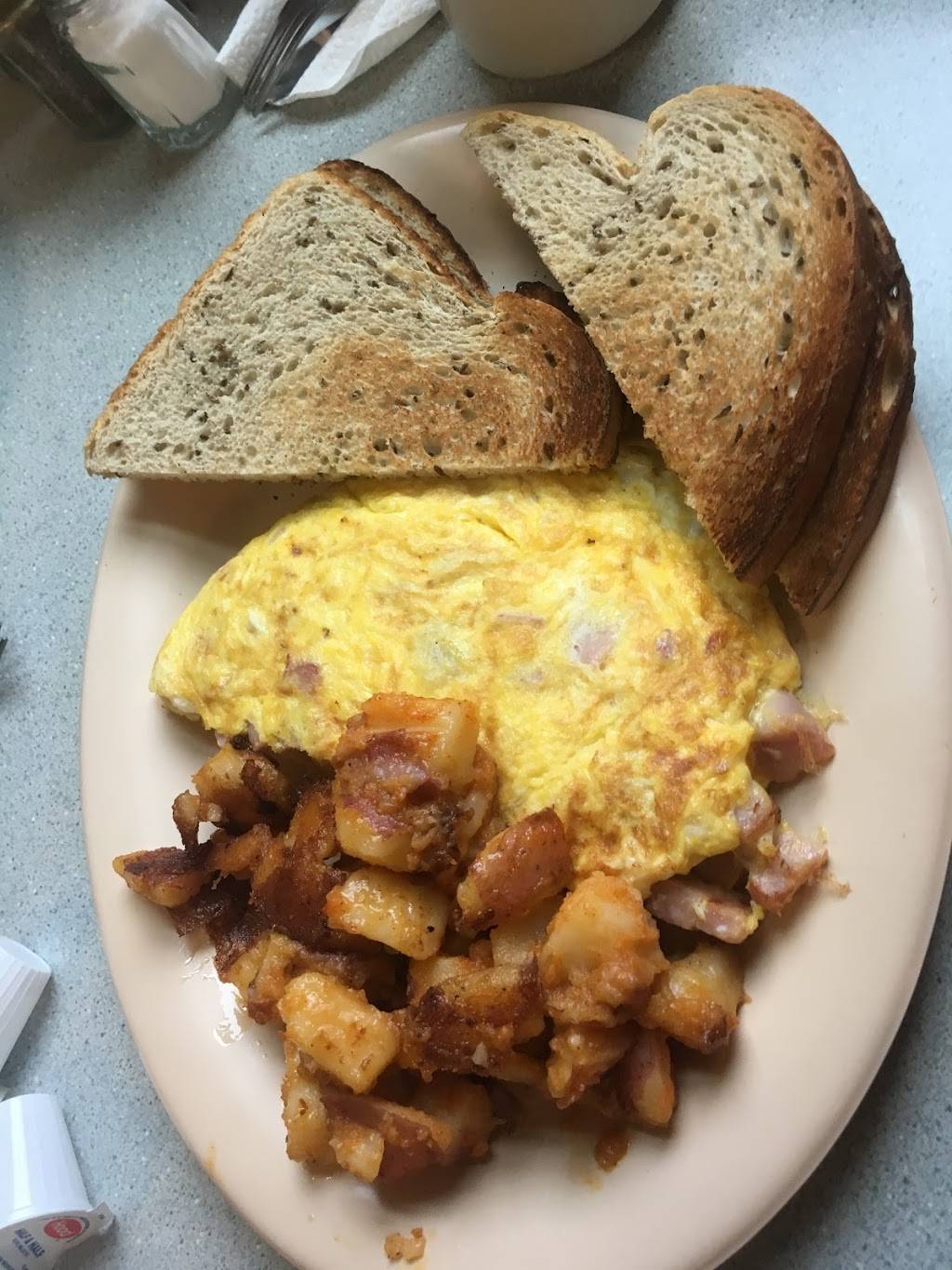 Everybodys Favorite Family Restaurant | restaurant | 1370 Mendon Road, Cumberland, RI 02864, USA | 4013335035 OR +1 401-333-5035