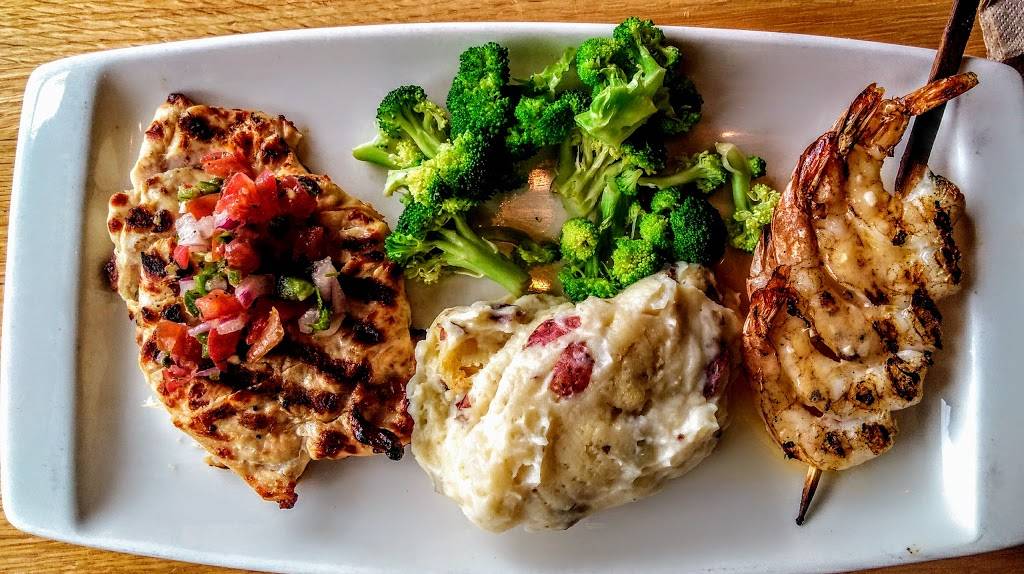 Applebees Grill + Bar | restaurant | 30686 Lyon Center Dr Unit E, New Hudson, MI 48165, USA | 2484461770 OR +1 248-446-1770