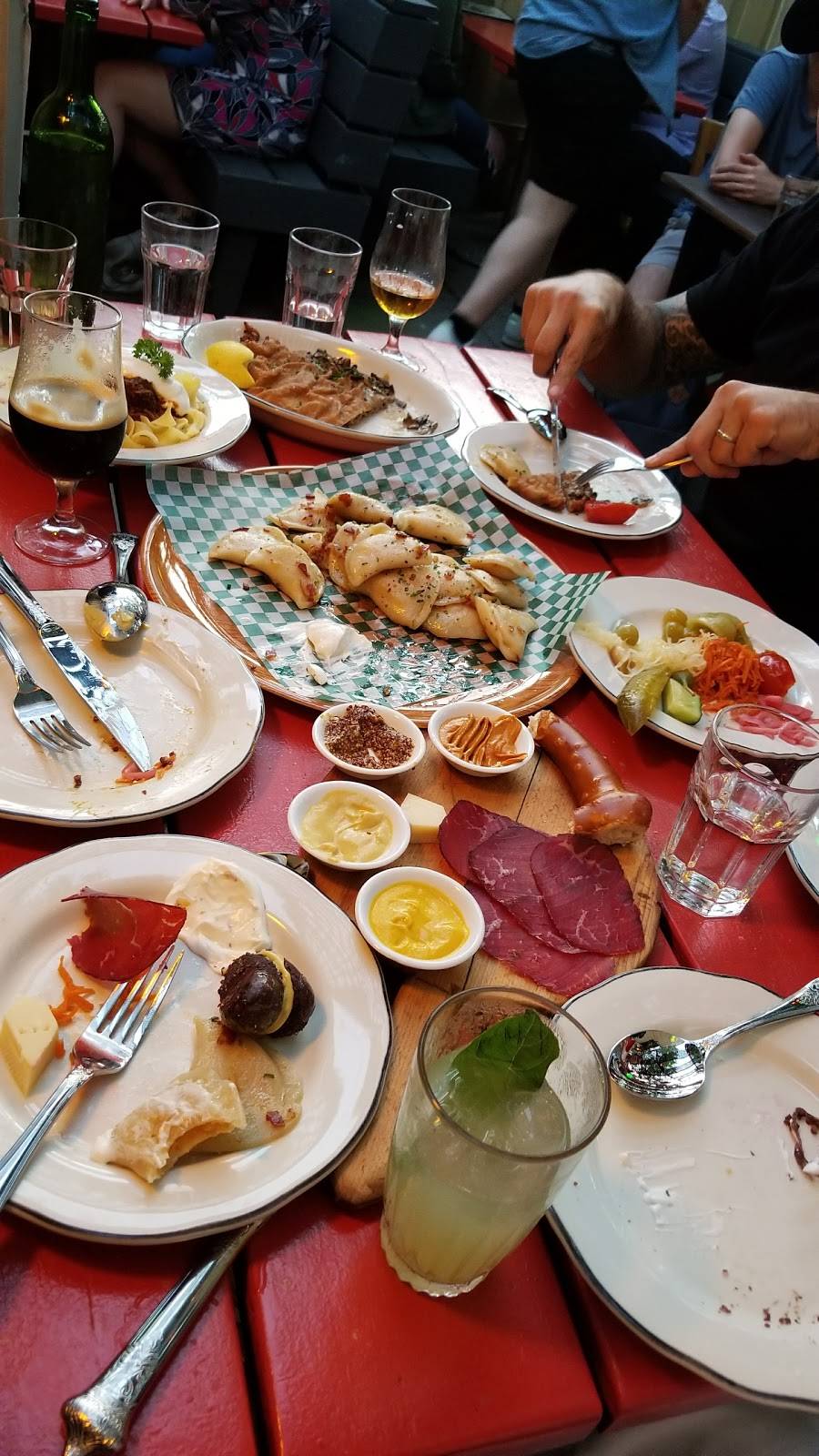 Tennessee Tavern | restaurant | 1554 Queen St W, Toronto, ON M6R 1A6, Canada | 4165357777 OR +1 416-535-7777