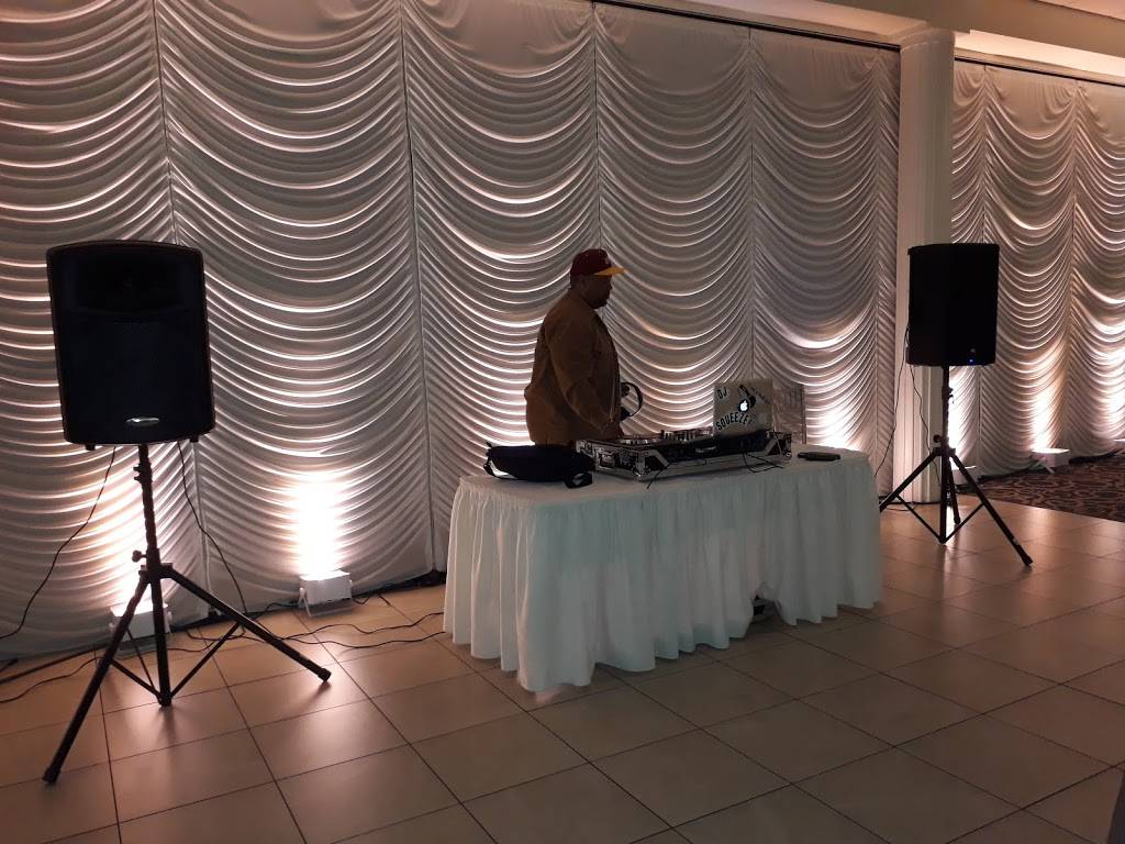 The Seville | restaurant | 700 S Barrington Rd, Streamwood, IL 60107, USA | 6302894500 OR +1 630-289-4500