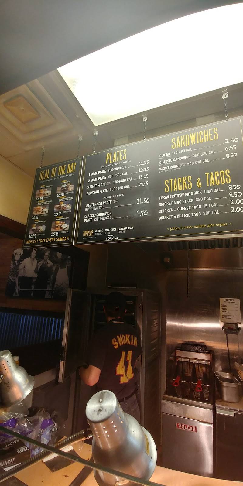 Dickeys Barbecue Pit | restaurant | 227 E Main St, Visalia, CA 93291, USA | 5597321510 OR +1 559-732-1510