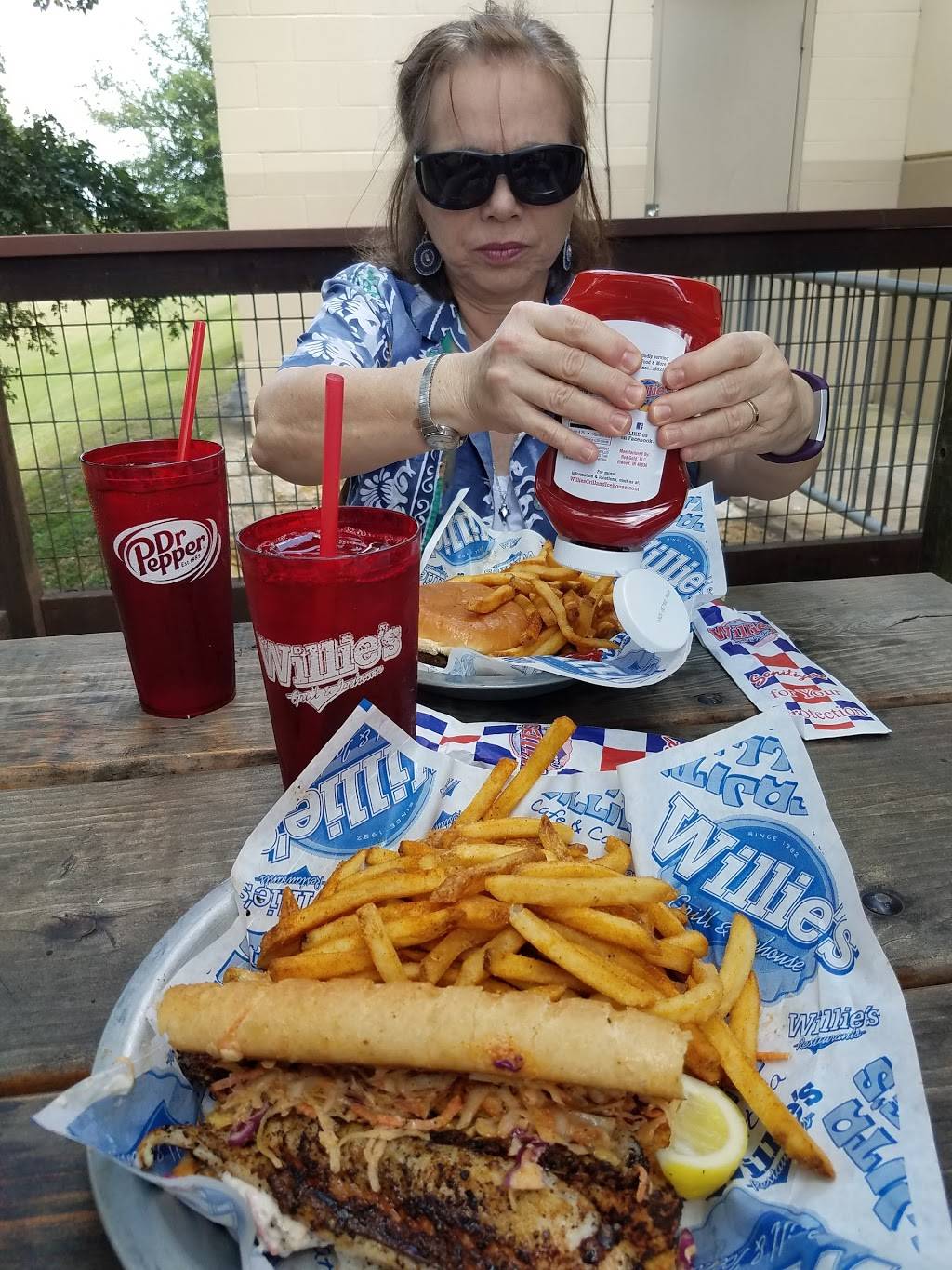 Willies Grill & Icehouse | restaurant | 24200 W, I-10, San Antonio, TX 78257, USA | 2106985337 OR +1 210-698-5337